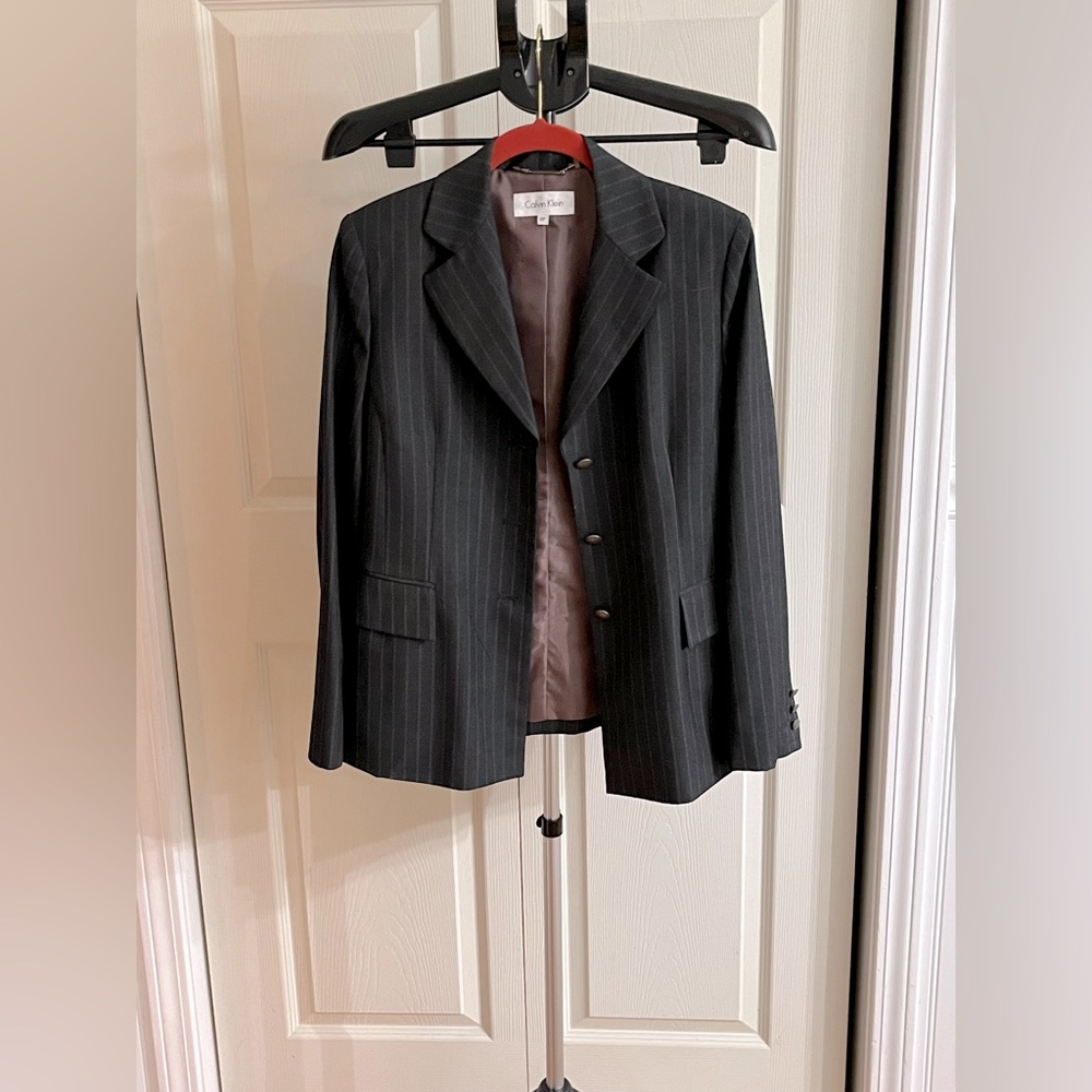 🤑 Calvin Klein Pinstripe Suit Sz 8P